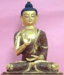 Buda mostrando el Abhaya Mudra estando sentado.